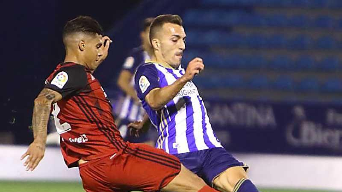 Carlos Julio pugna por el esférico junto a un jugador de la Ponferradina.-LALIGA