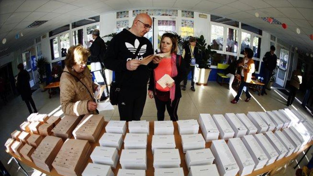 Votantes, en el colegio público Pinar del Rey de Madrid, el pasado 28 de abril.-EFE