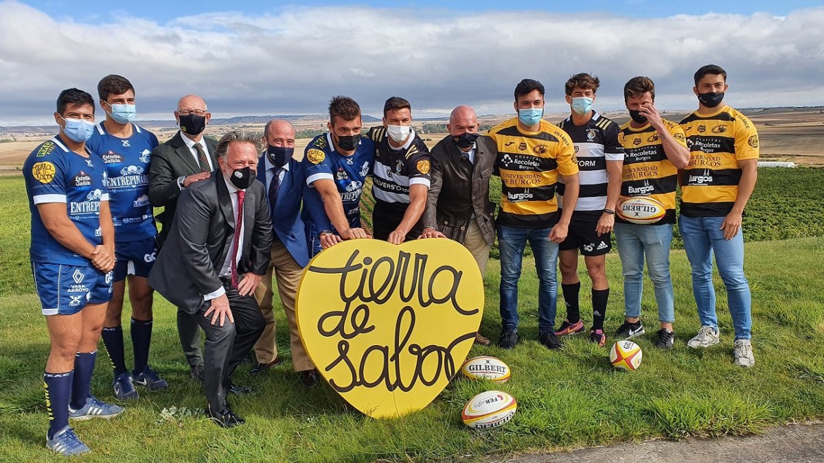 Iñaki Sicilia, Matías Núñez, Juan Zabalegui y Pablo Rascón representaron al Aparejadores en la presentación del patrocinio junto a miembros del VRAC y de El Salvador. JCYL