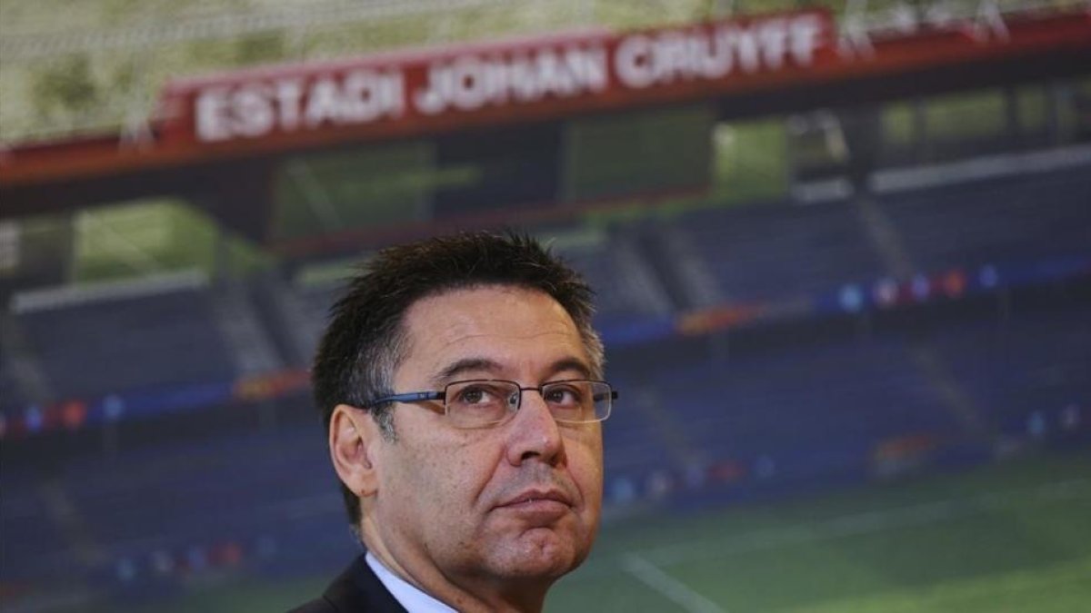 Bartomeu, en Sant Joan Despí anunciando la primera piedra del estadio Johan Cruyff.-EFE / ALEJANDRO GARCÍA