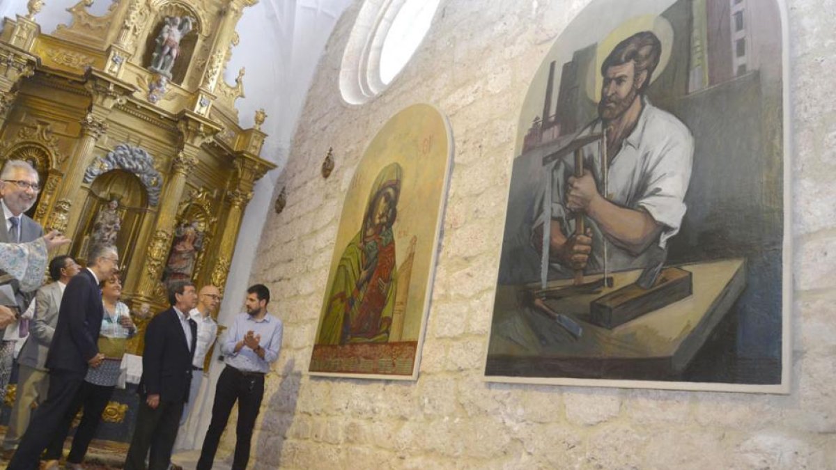 La iglesia acoge ambas obras ya en la localidad, tras ser rescatadas antes de la demolición del viejo hospital.-R.O.