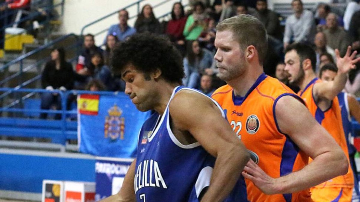 Devin Wright postea ante Taylor Coppenrath, ayer, en el Javier Imbroda.-NURIA RIOJA / MELILLA BALONCESTO