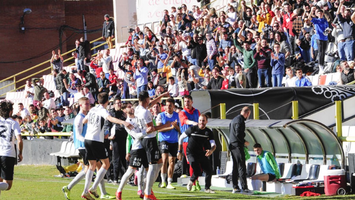 Los jugadores del Burgos CF no podrán contar con el apoyo de los varios millares de aficionados que se dan cita habitualmente en El Plantío. ISRAEL L. MURILLO
