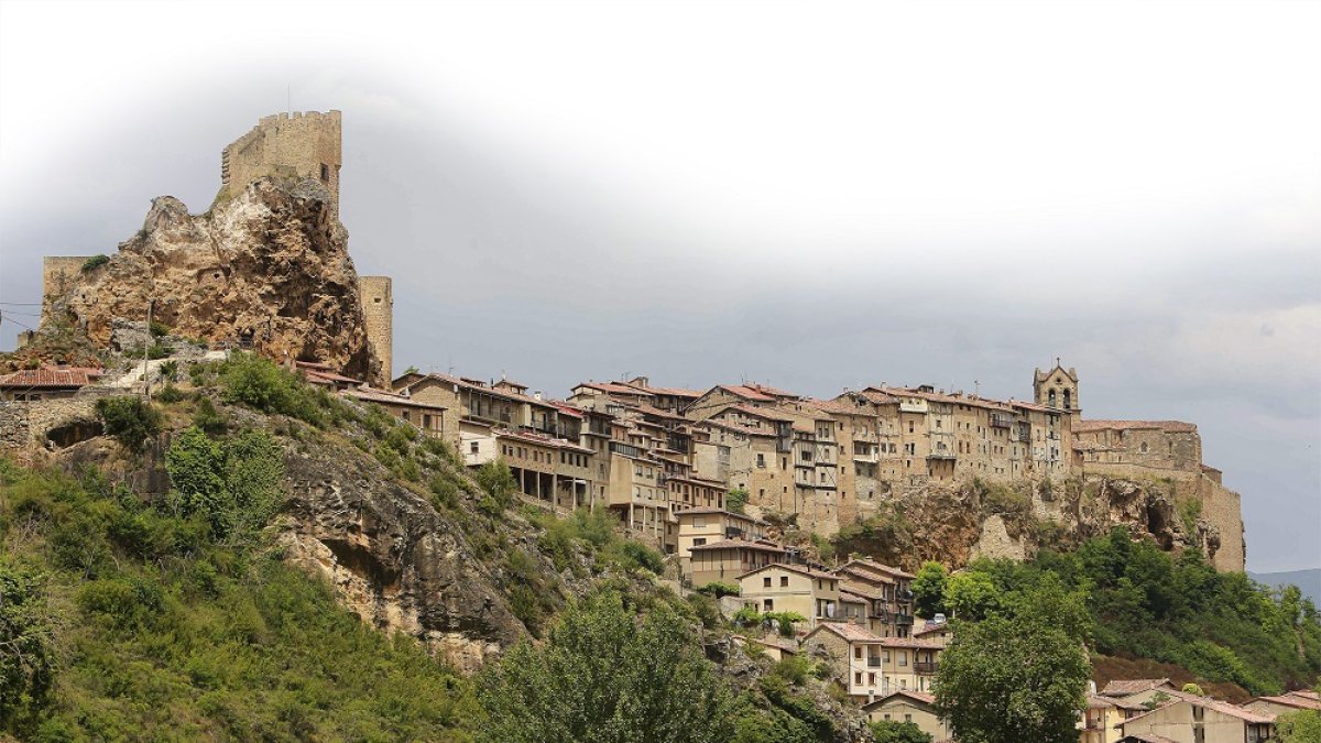 La estampa del castillo y las casas asomadas al vacío son la imagen más conocida de la ciudad. RAÚL G. OCHOA