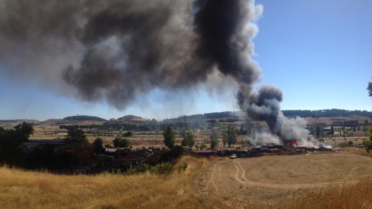 Imagen de la columna de humo generada por el incendio.-ISRAEL L. MURILLO