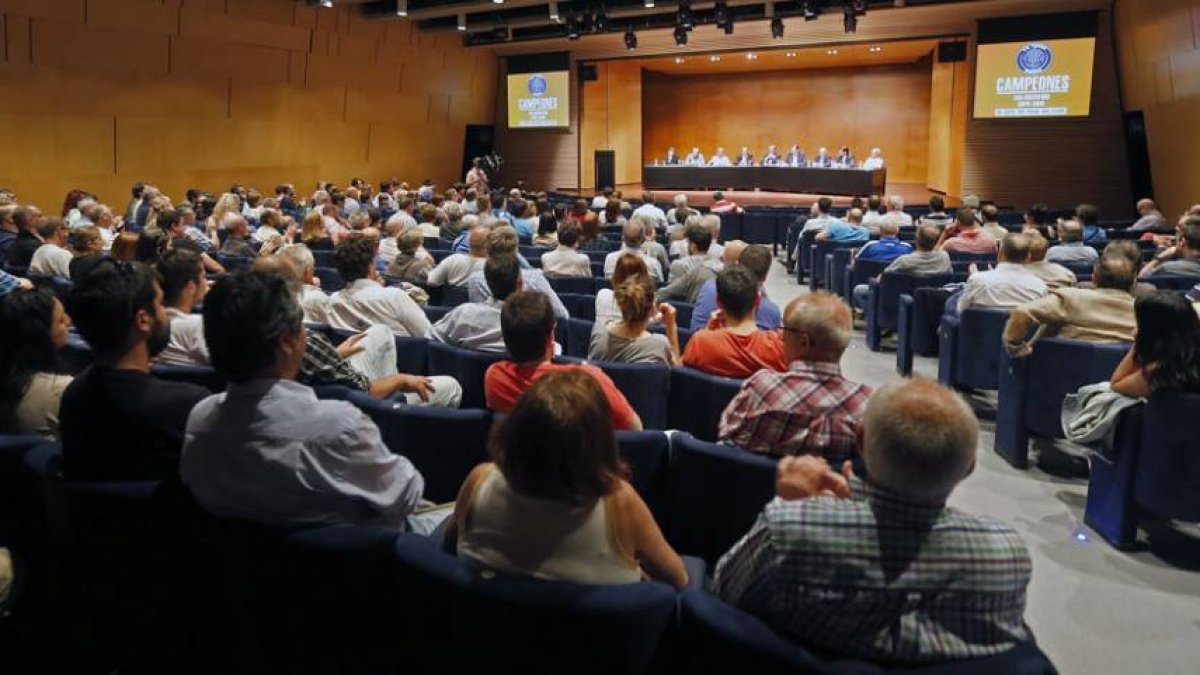 Los abonados y aficionados del CB Tizona acudieron en buen número a la asamblea informativa a la que les convocó la directiva-Raúl G. Ochoa