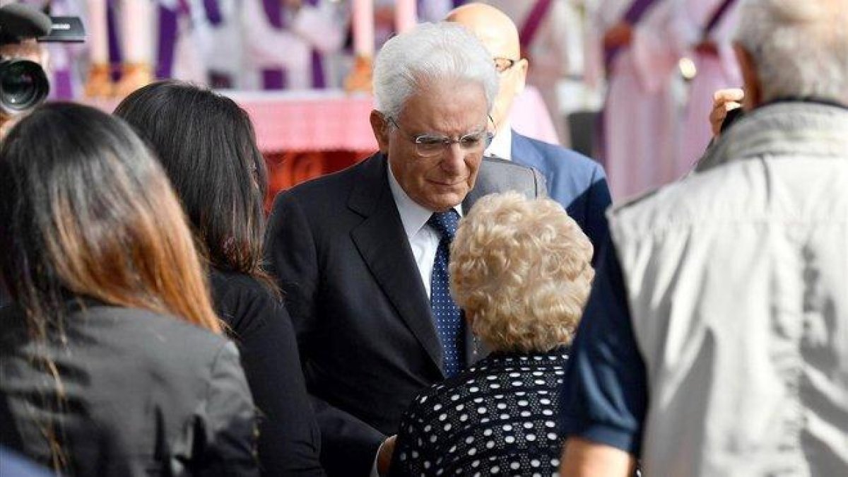 El presidente italiano, Sergio Mattarella, saluda a un familiar de las víctimas.-EFE / LUCA ZENNARO
