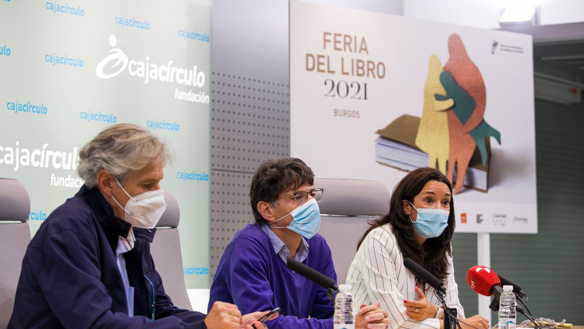 De izquierda a derecha: Ignacio González (IMC), Álvaro Manso (Asociación libreros) y Laura Esteban (Fundación Cajacírculo). TOMÁS ALONSO