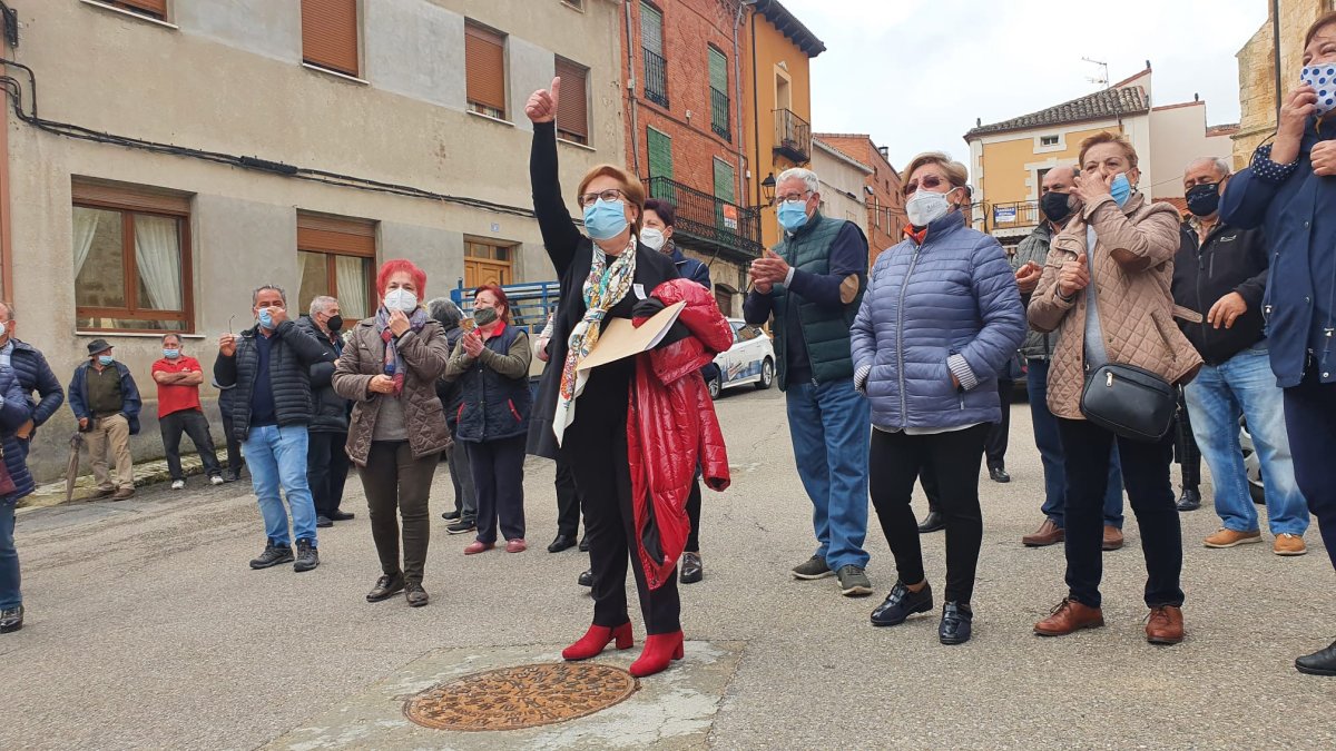 Los vecinos aguardaron a la salida para apoyar a la ya ex alcaldesa tras la moción de censura