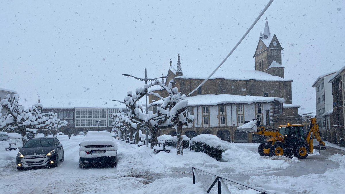 Trabajos de limpieza en Espinosa, tras amanecer hoy con 30 centimetros de nieve. REM