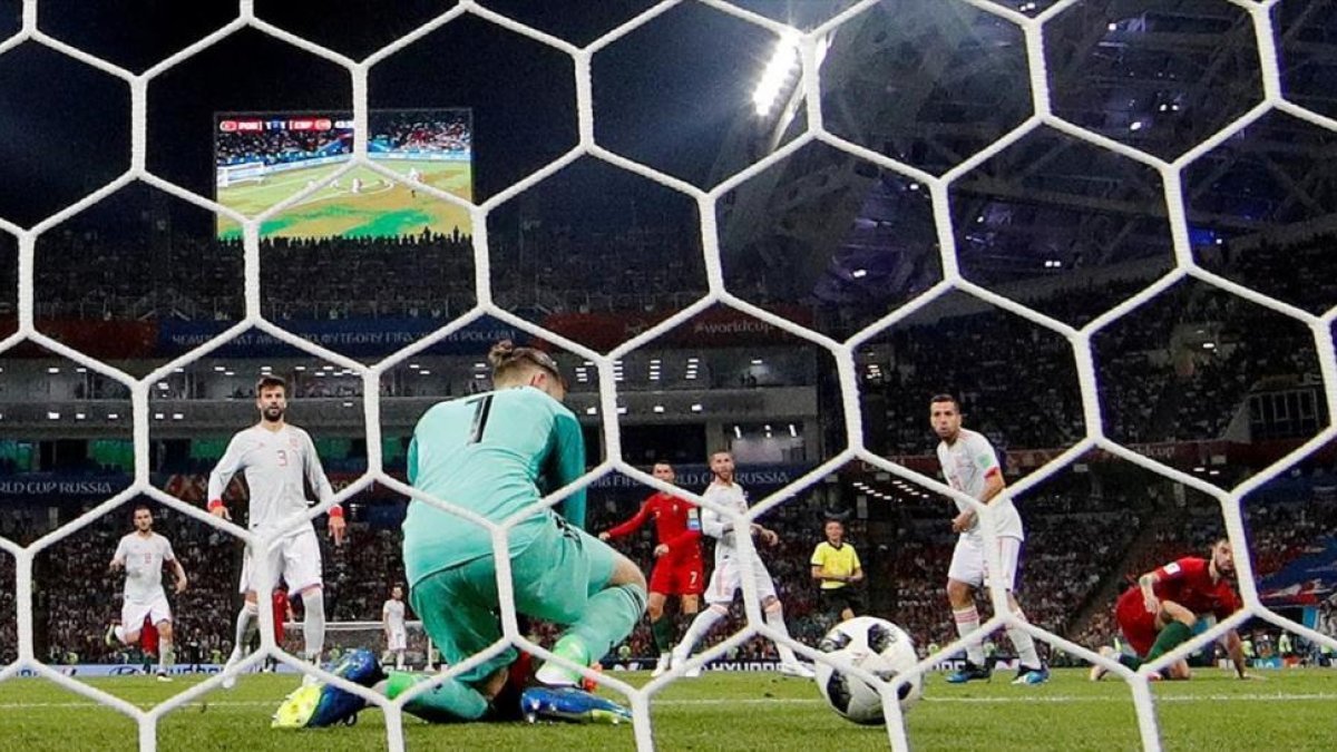 De Gea no logra detener el disparo de Cristiano, que significó el 2-1 al final de la primera parte.-/ REUTERS / MURAD SEZER
