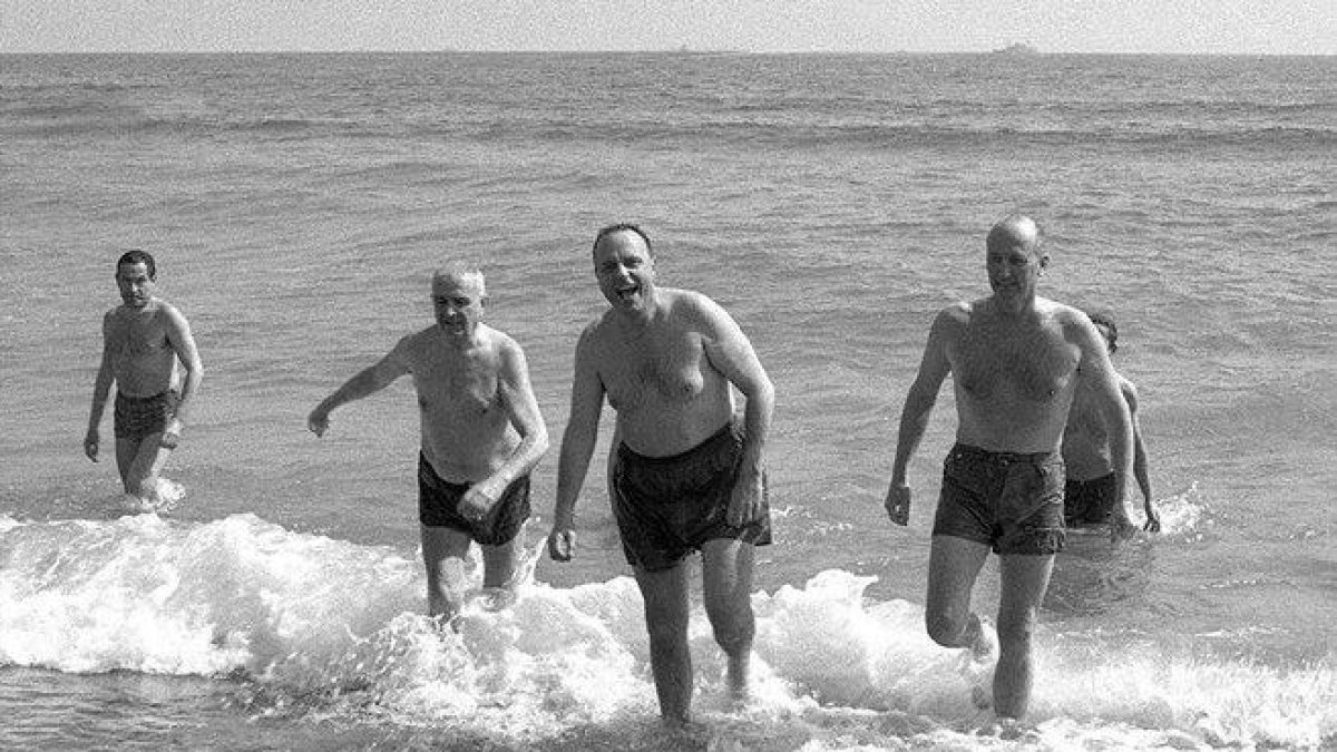 El ministro Manuel Fraga y el embajador estadounidense se bañan en la playa de Palomares, en 1966.-EFE