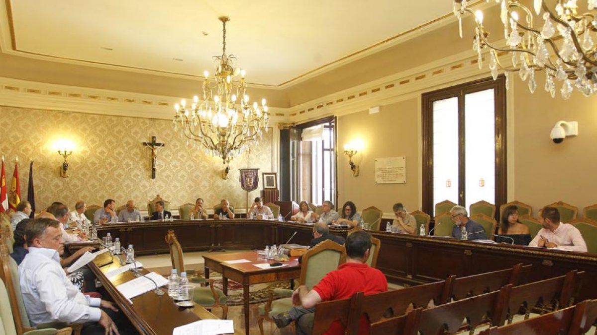 Los diputados provinciales, ayer en el Pleno.-SANTI OTERO