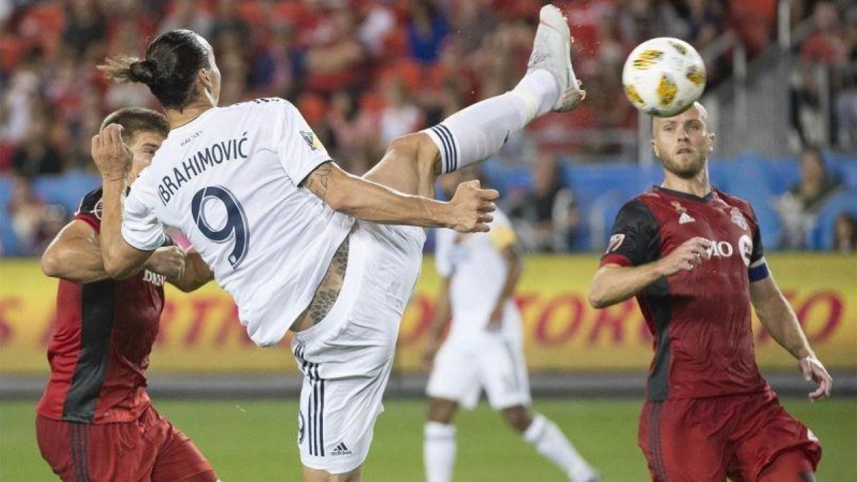 Ibrahimovic, marcando un gol increíble, el 500 de su carrera.-NICK TURCHIARO