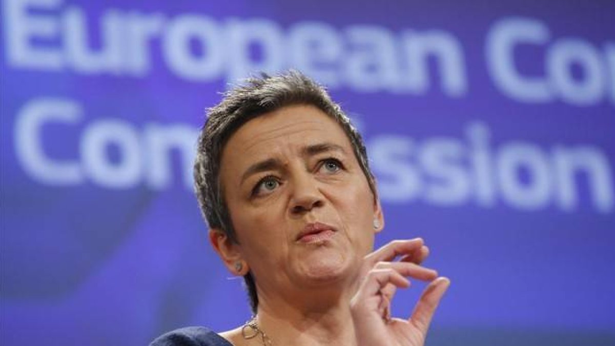 La comisaria europea de Competencia Margrethe Vestager en una rueda de prensa este martes en Bruselas, Bélgica.-Foto: EFE / OLIVIER HOSLET