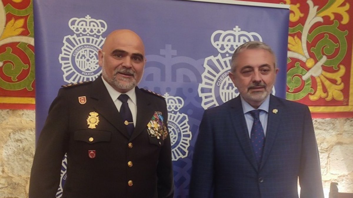 El comisario jefe de la Policía Nacional de Burgos, Jesús Nogales, y el subdelegado del Gobierno, Pedro de la Fuente. D. S. M.