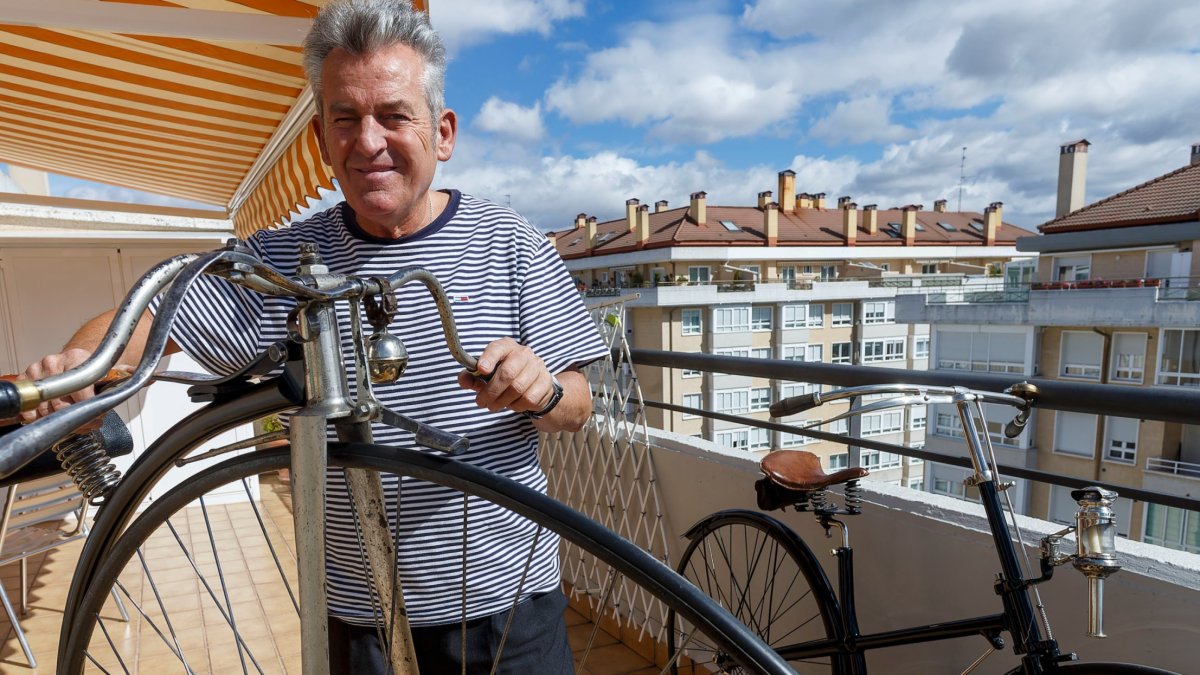 Uzquiza muestra dos de sus bicicletas más especiales. SANTI OTERO
