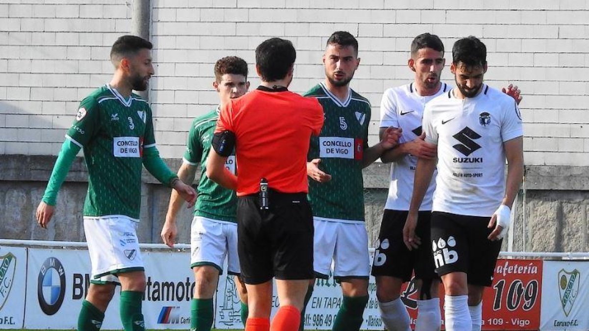 Julio Rico y Undabarrena protestan al colegiado en el choque ante el Coruxo del pasado domingo-CORUXO FC