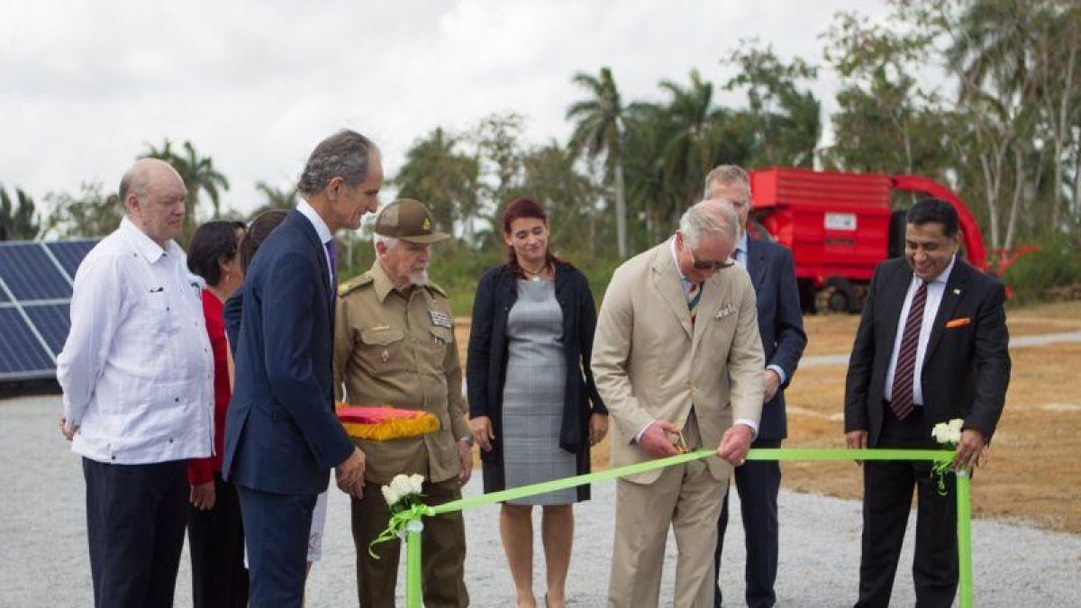 El principe Carlos de Gales en parque solar de La Habana, Cuba.-EFE