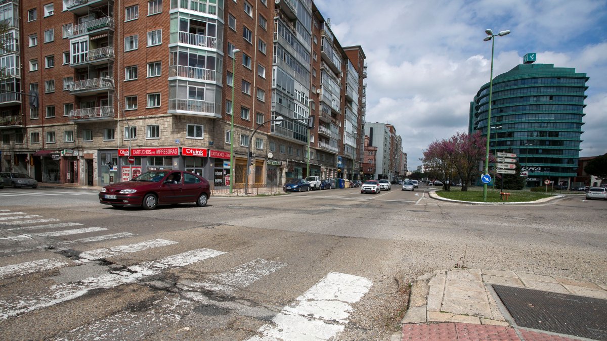 Estado del firme en la plaza del Rey, en la intersección con la calle Vitoria y la avenida de Cantabria. TOMÁS ALONSO