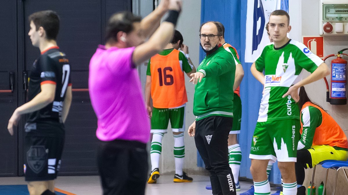 Raúl Zamora, entrenador del Círculo BigMat Fontecha. SANTI OTERO