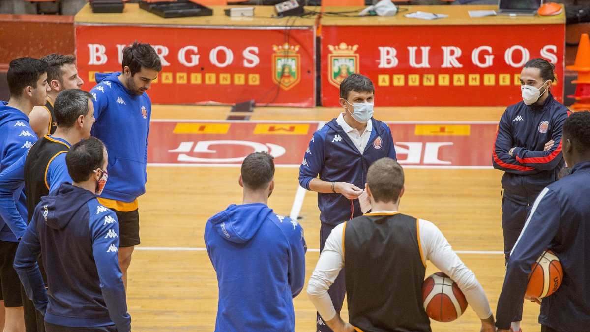 Riera se dirige a sus jugadores durante su primera charla com entrenadordel Tizona UBU, ayer. SANTI OTERO