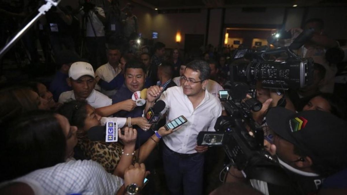 El presidente de Honduras  y candidato a la reelección Juan Orlando Hernández se proclama vencedor de las elecciones en Honduras.-/ EFE / GUSTAVO AMADOR