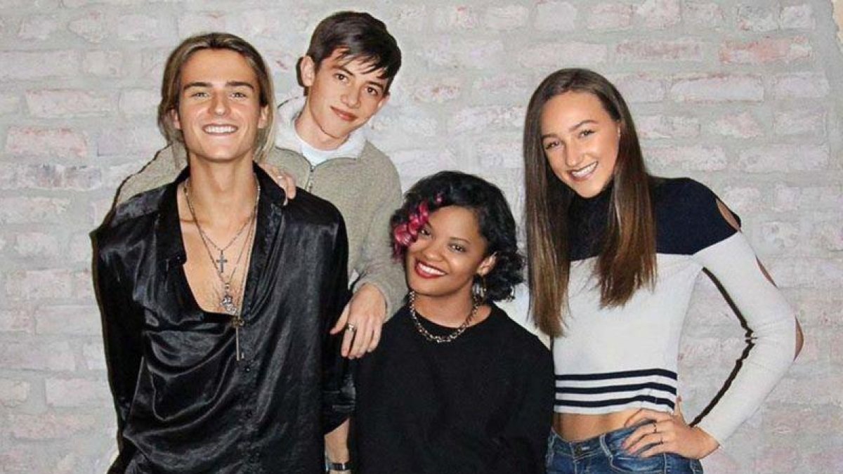 Ava Michelle (derecha) con sus compañeros de reparto en Tall Girl.-EL PERIÓDICO