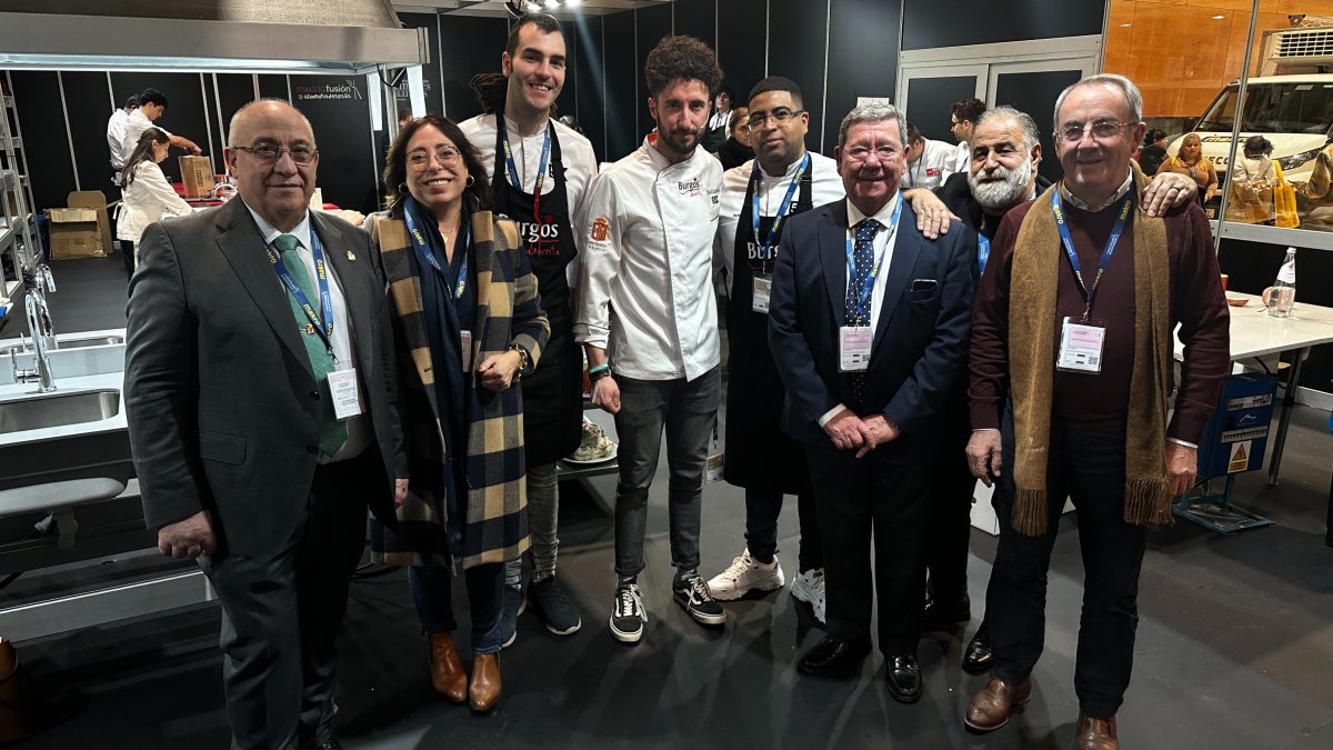 En el centro, David Izquierdo, junto a miembros de la Diputación y el periodista Javier Pérez Andrés. ECB