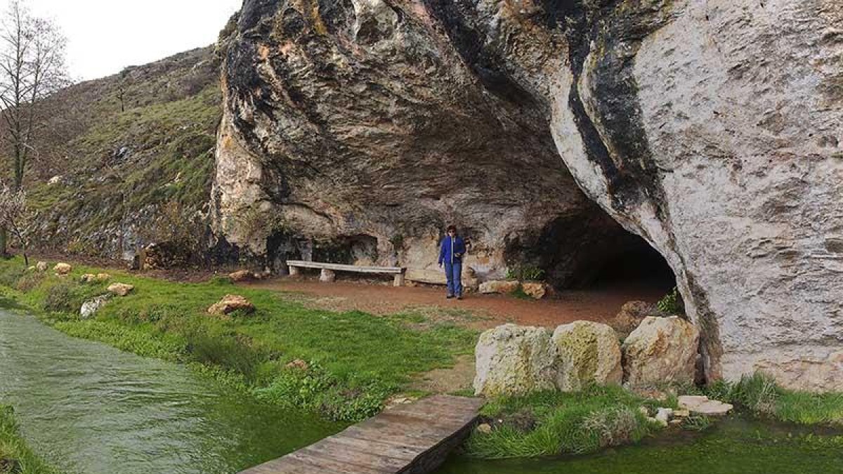 La imagen muestra el resultado de las obras que alteraron la entrada de la cueva y su yacimiento arqueológico y que fueron denunciadas ante la Junta.-MIGUEL ÁNGEL MARTÍN / GRUPO ESPELEOLÓGICO EDELWEISS
