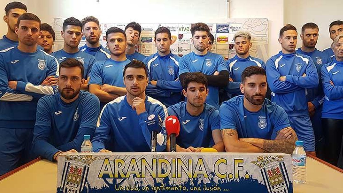 La plantilla de la Arandina durante la lectura de su comunicado conjunto.-L. V.