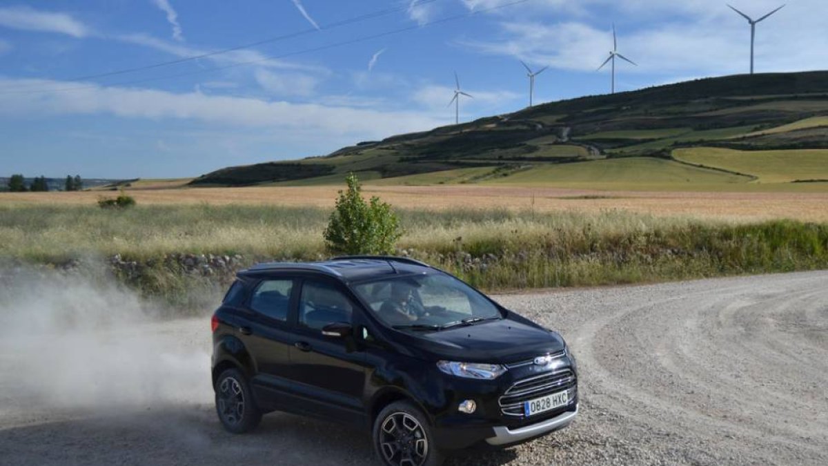 El nuevo Ford sorprende en su estética por parecer más un TT que un urbanos, más estrecho y alto. Se comporta muy dignamente off the road y alegre en carretera.-HÉCTOR FUSTEL