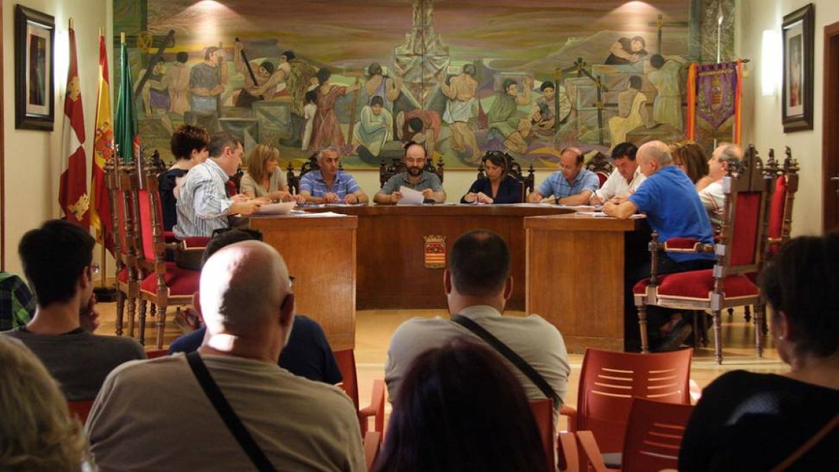 Peña presidió su primer Pleno Municipal tras acceder al cargo de alcalde de Briviesca.-G.G.