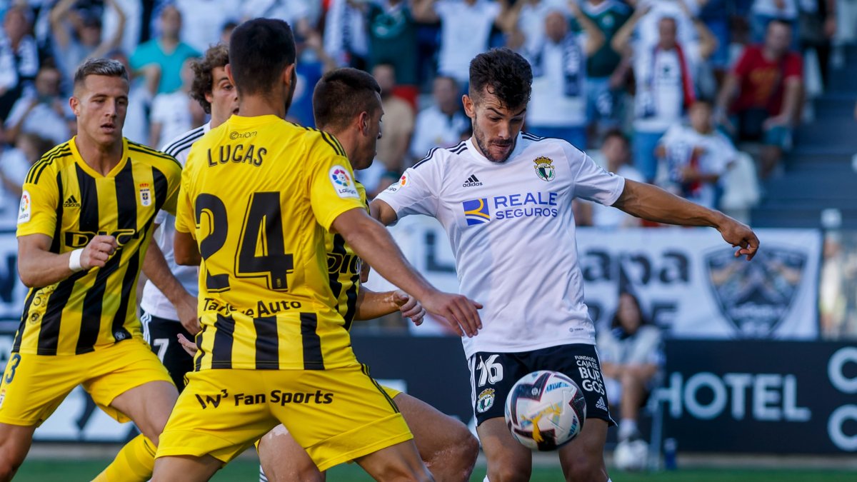 Curro controla el balón. SANTI OTERO