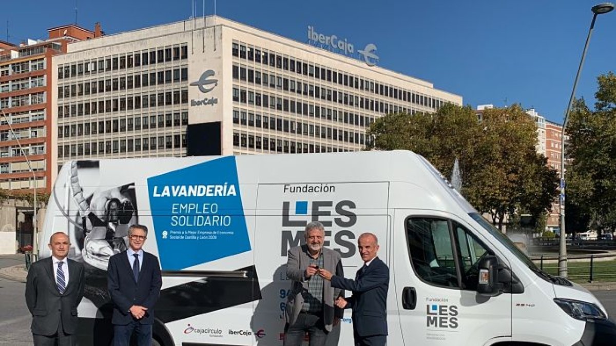 Ibercaja entrega la furgoneta junto a Cajacírculo a la Fundación Lesmes. ECB