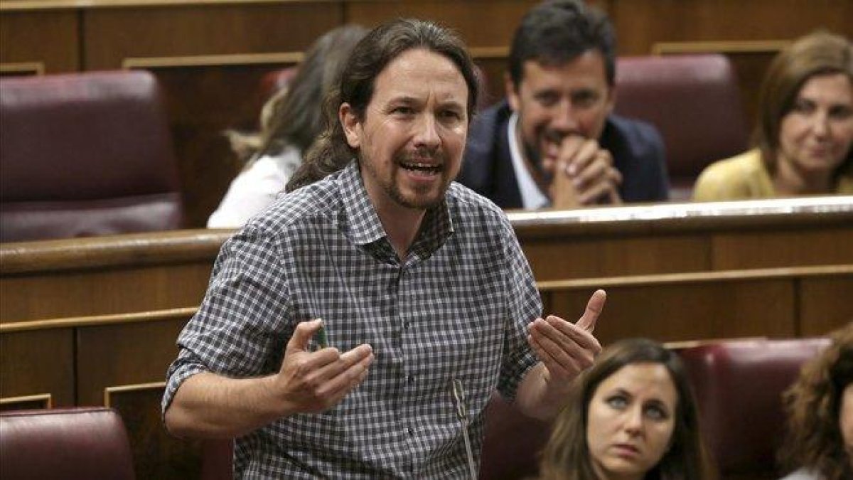 Pablo Iglesias responde a Pedro Sánchez desde su escaño, este lunes, durante el debate de investidura en el Congreso.-DAVID CASTRO
