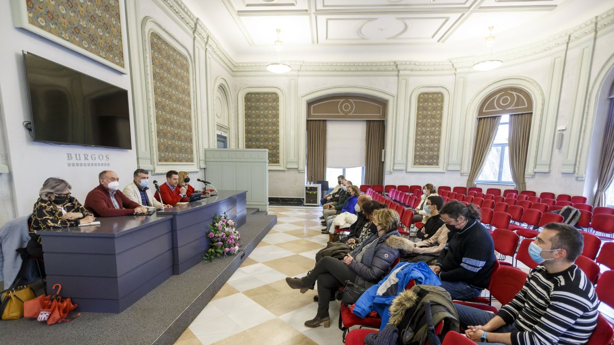 Miembros del equipo de Gobierno se reunieron ayer con los representantes de los vecinos de Villatoro. SANTI OTERO