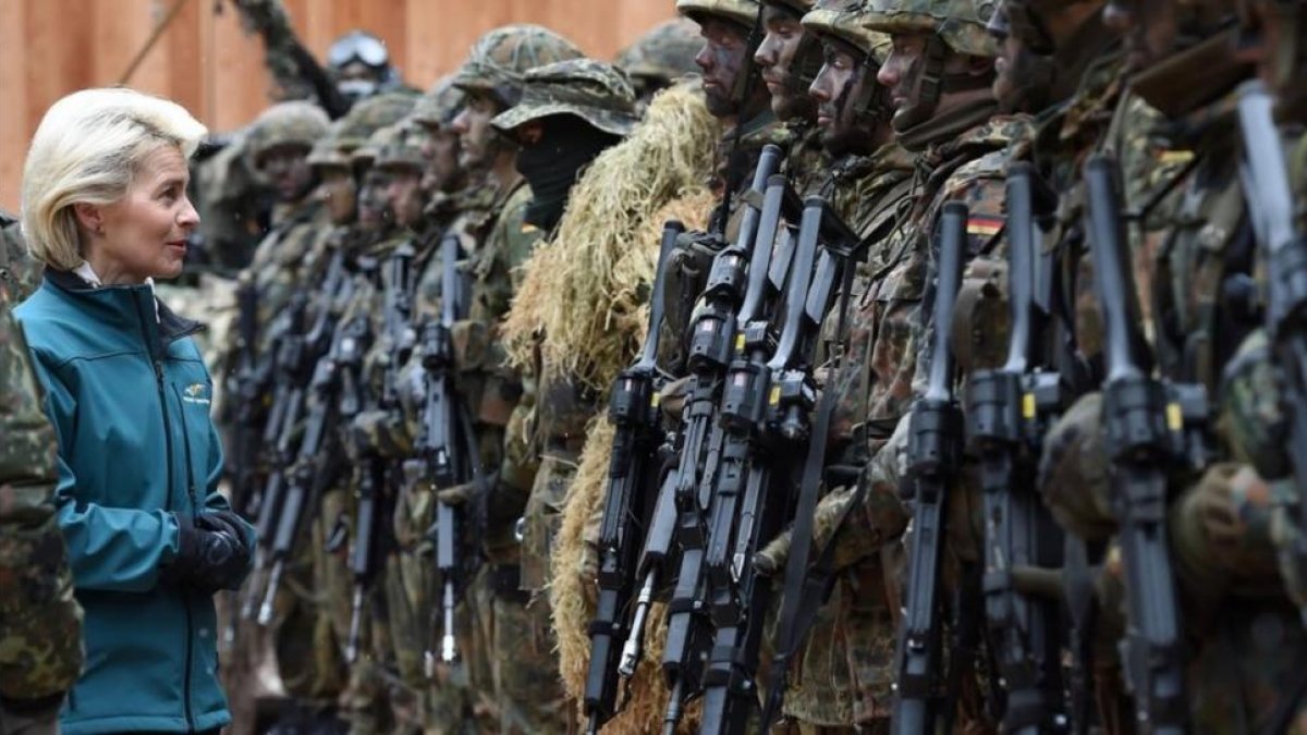 La ministra de Defensa alemana, Ursula von der Leyen, pasa revista a las tropas en unos ejercicios militares en el sur de Alemania.-AFP / CHRISTOF STACHE