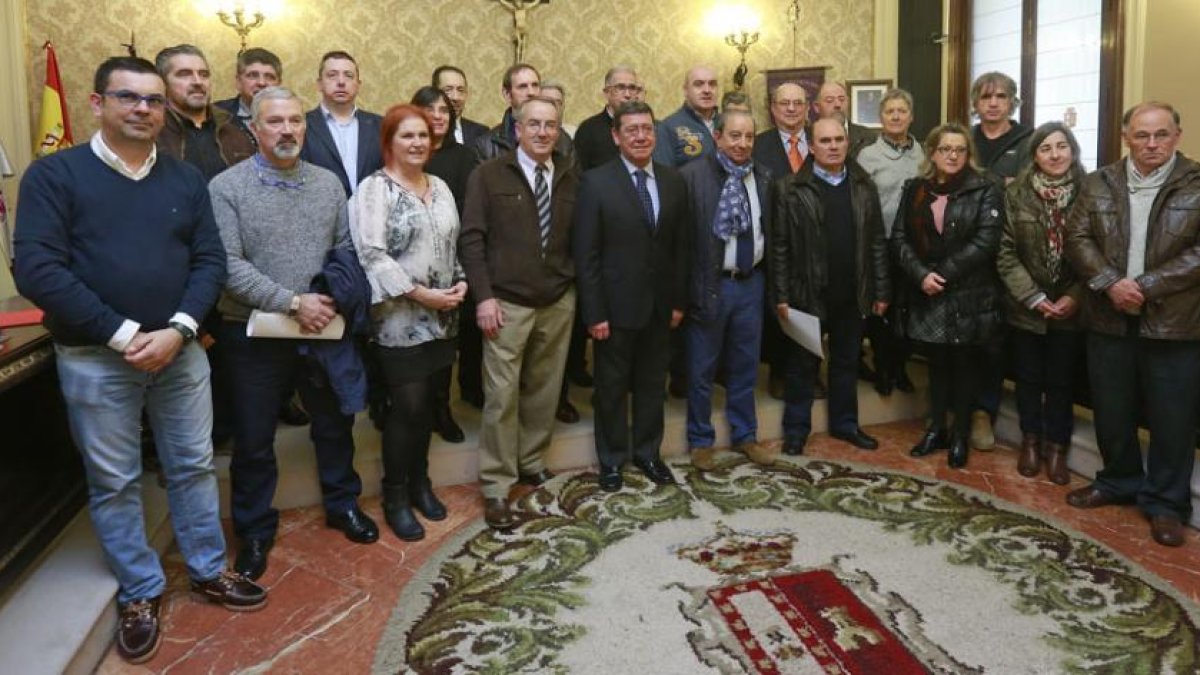 Rico (en el centro) con los alcaldes de los municipios que ayer renovaron el convenio de este programa infantil.-R.O.