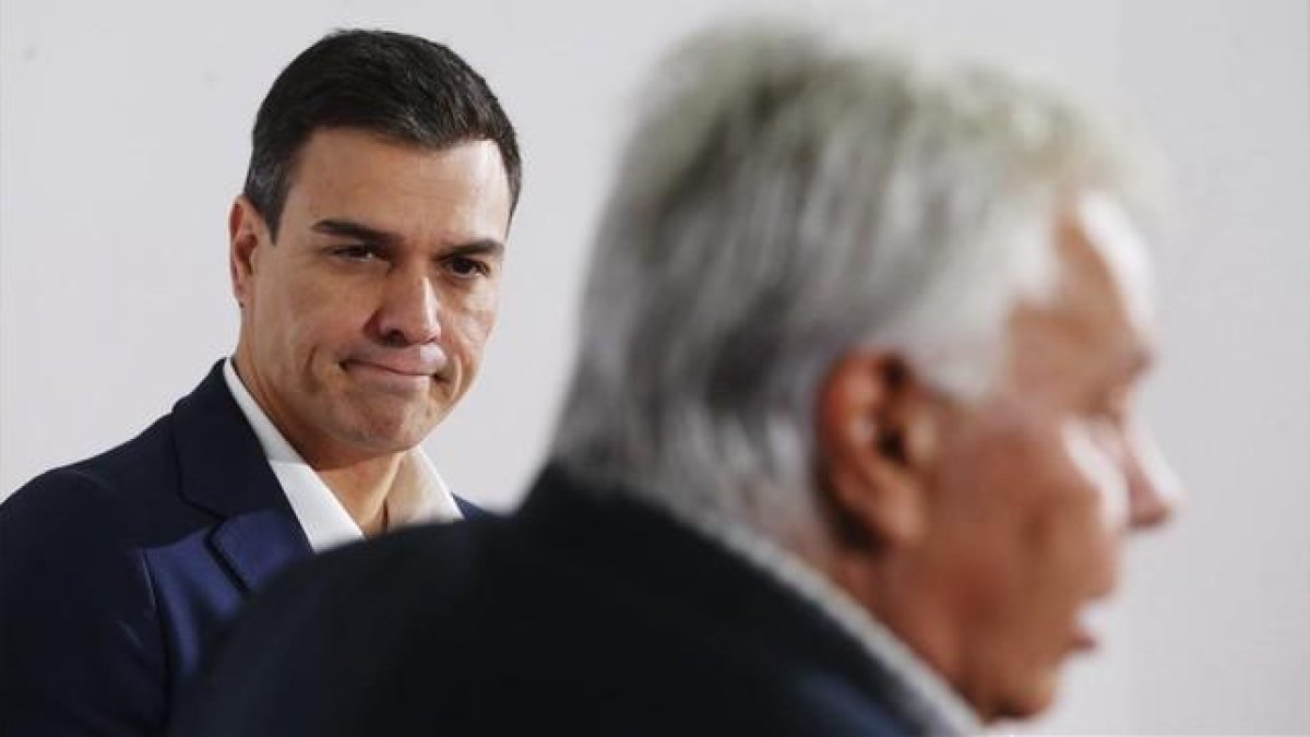 Felipe González y Pedro Sánchez, en un acto de la pasada campaña electoral, a finales de noviembre.-AGUSTÍN CATALÁN