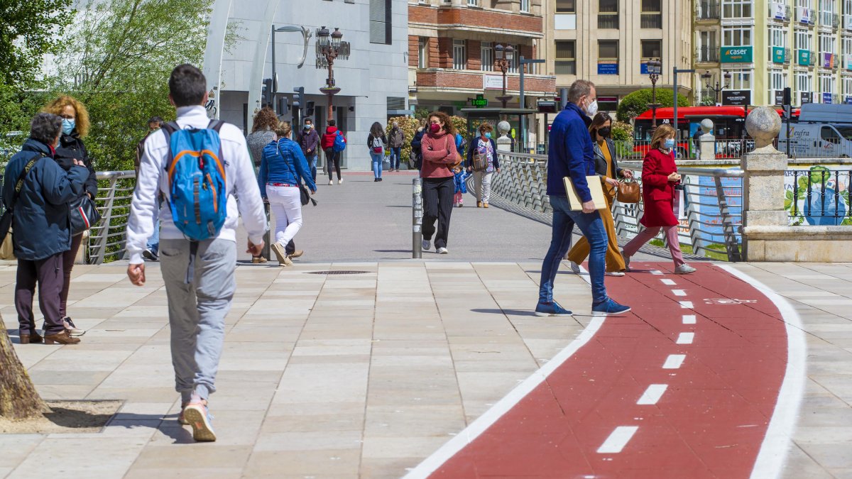 Tramo de acera- bici a su paso por el Paseo Sierra de Atapuerca. SANTI OTERO