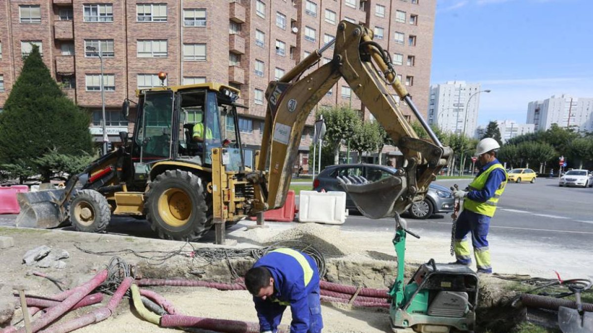 Unos operarios trabajaban ayer en la zona.-RAÚL G. OCHOA