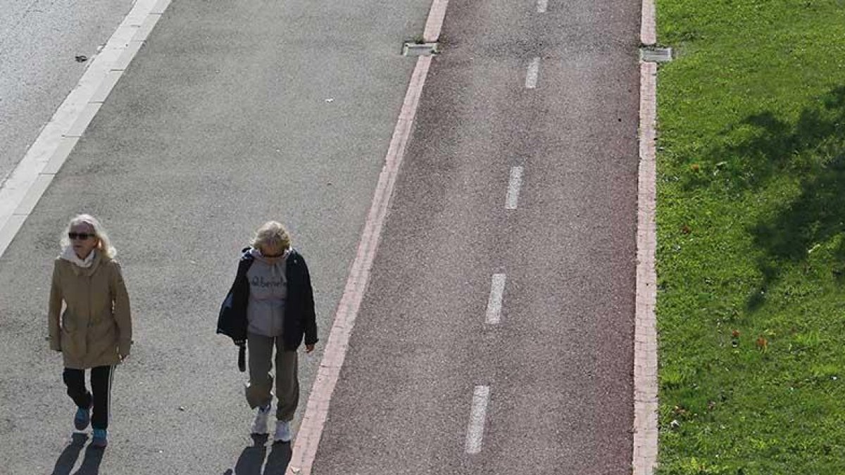 El perfil tipo de los andarines que se suman a estas rutas es de mujeres de 60 años de media y hombres de 65.-RAÚL OCHOA