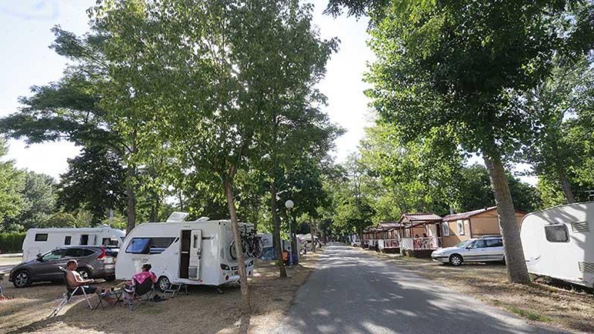 Zona de acampada de caravanas y bungalows en el camping urbano de Burgos, en Fuentes Blancas.