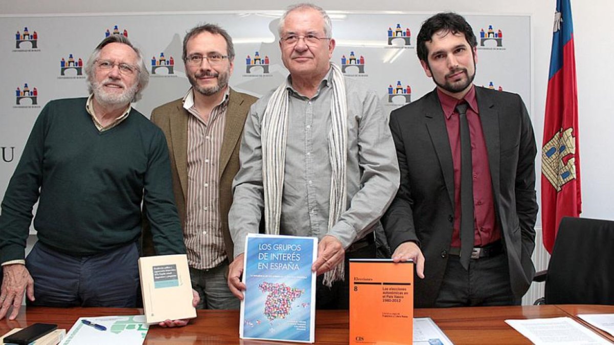 EL profesor de la UBU, Leonardo Sánchez, presentó las tre obras de ciencia políca con los autores, Francisco José Llera, Joaquin María Molins y Sergio Pérez.-ECB