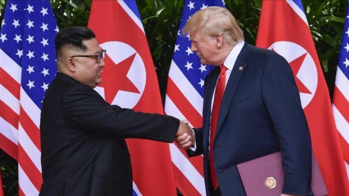 Kim Jong-un y Donald Trump tras firmar el acuerdo de Singapur el pasado 12 de junio.-SUSAN WALSH