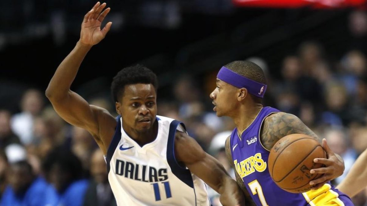 Thomas, de los Lakers, controla el balón ante Ferrell, de los Mavericks.-AFP
