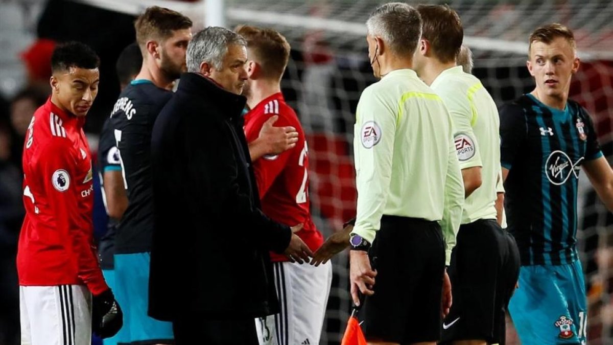 Mourinho se queja al árbitro al final del partido.-REUTERS / JASON CAIRNDUFF
