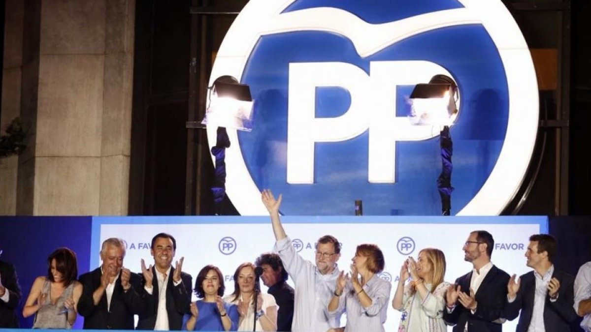 Rajoy, con parte de la cúpula del PP, en el balcón de Génova la noche electoral del 26-J.-JUAN MANUEL PRATS