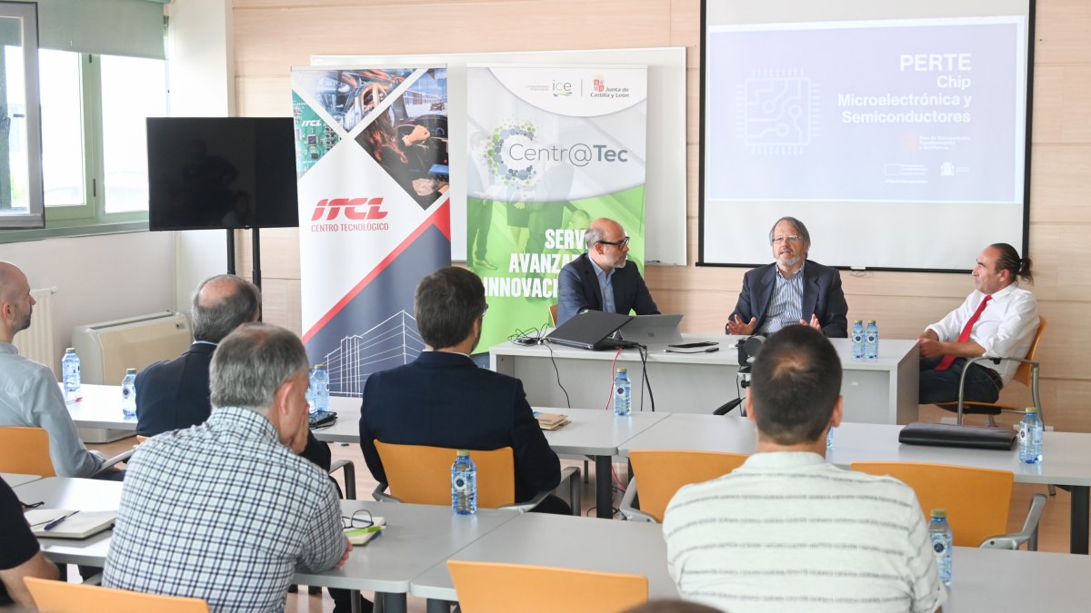 José María Vela (derecha) presenta a los ponentes de la jornada sobre el PERTE Chip en el ITCL. TOMÁS ALONSO